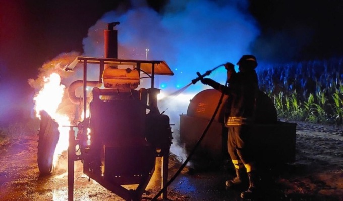 Incendio nella notte in azienda agricola: a fuoco una motopompa da irrigazione