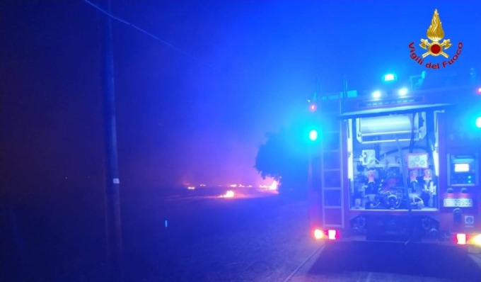 Rotoballe a fuoco nella notte in un campo, non è il primo nella zona