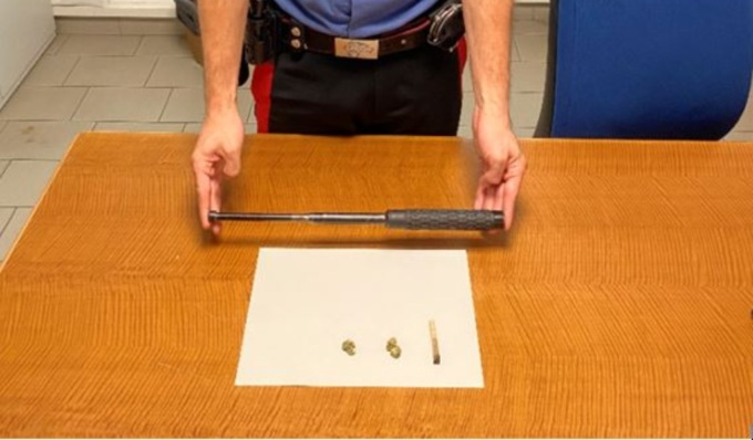 Trovato con marijuana e un manganello, 24enne denunciato