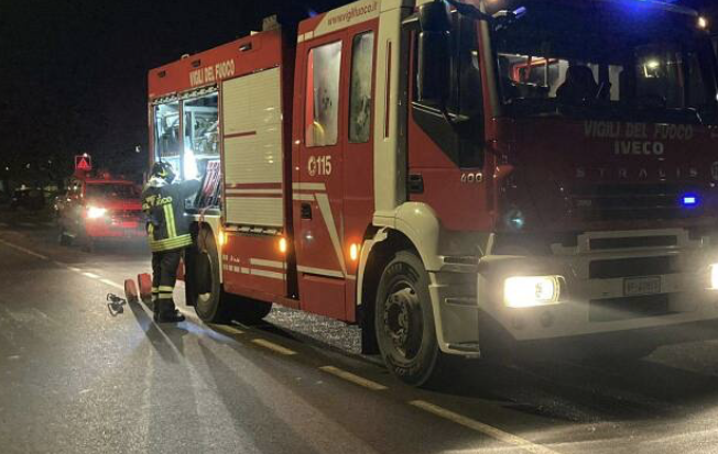 Albero crolla per strada a Crema dopo il temporale, tempestivo l’intervento dei pompieri