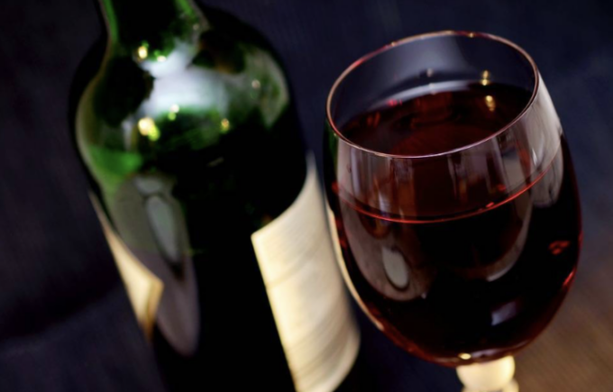 Compra vino da 850 euro per una cliente che poi sparisce, commerciante di Cremona truffato