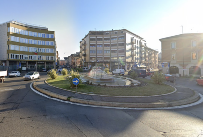 Esce di strada e si schianta in piazza Cadorna, 52enne via con l’ambulanza