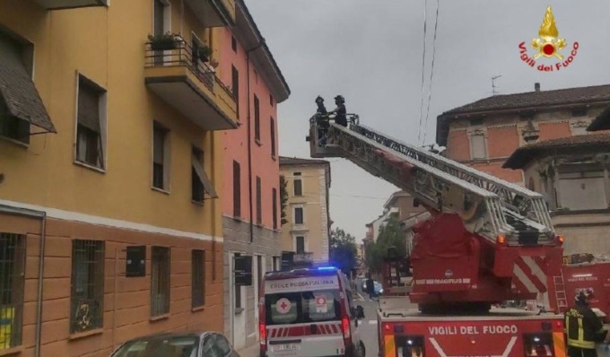 Si sente male in casa e rimane bloccato al terzo piano: arrivano i vigili del fuoco