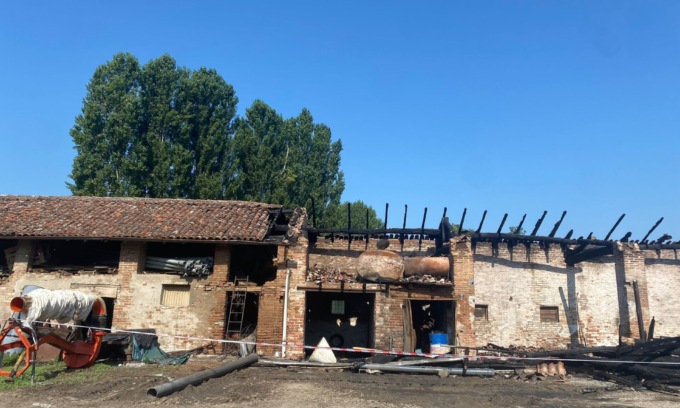 Un cortocircuito, il gran caldo e una catasta di legna secca: la cascina prende fuoco