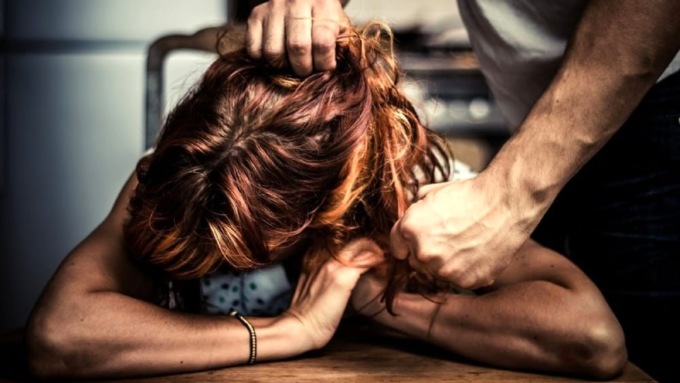 Prende a pugni la moglie davanti ai figli, 43enne incarcerato a Cremona