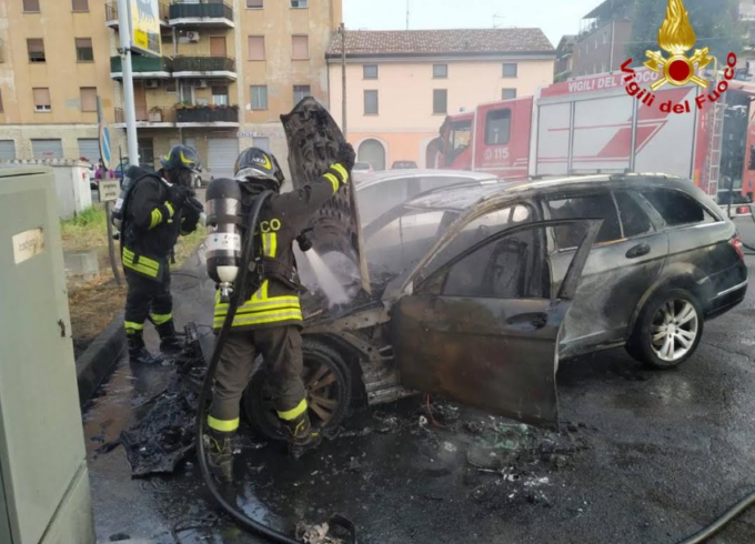 Gli va a fuoco la macchina mentre guida…la accosta vicino al distributore di benzina