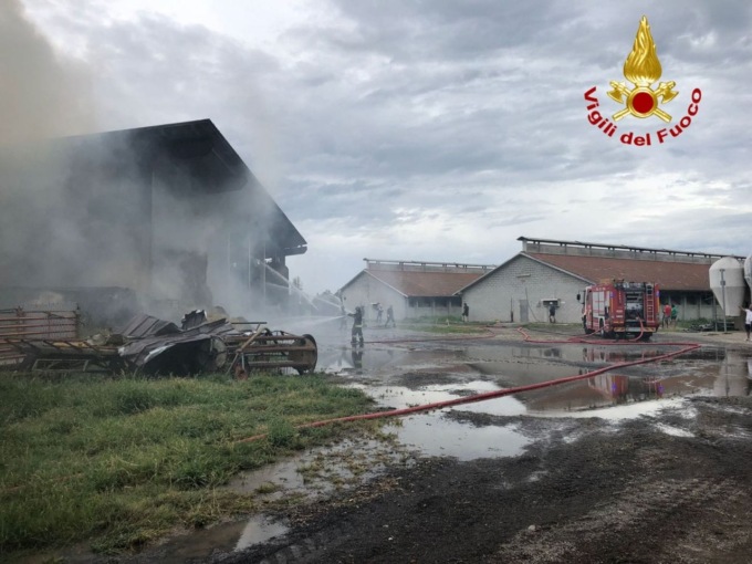Le foto dell’incendio che ha coinvolto un fienile a Casaletto Ceredano