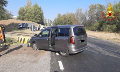 Cremona: con l'auto contro il plinto di un passaggio a livello, 40enne in ospedale