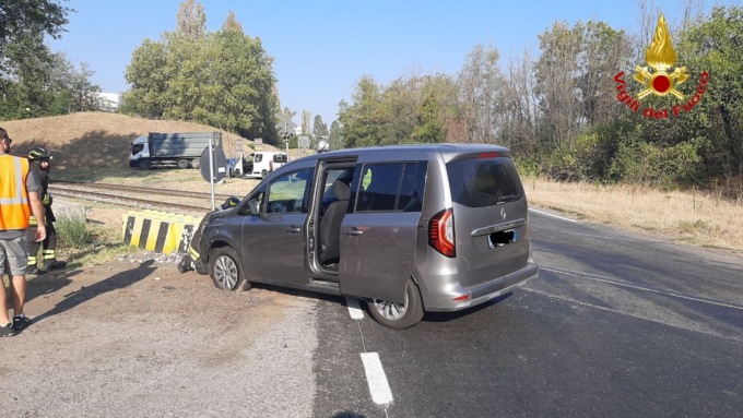 Cremona: con l’auto contro il plinto di un passaggio a livello, 40enne in ospedale