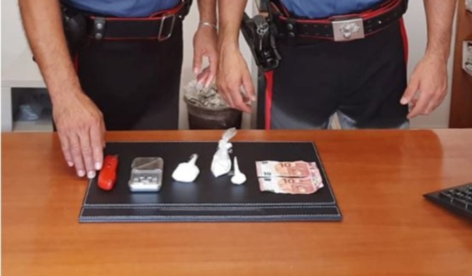 Fermato per un controllo tenta la fuga, in auto cocaina e sostanza da taglio