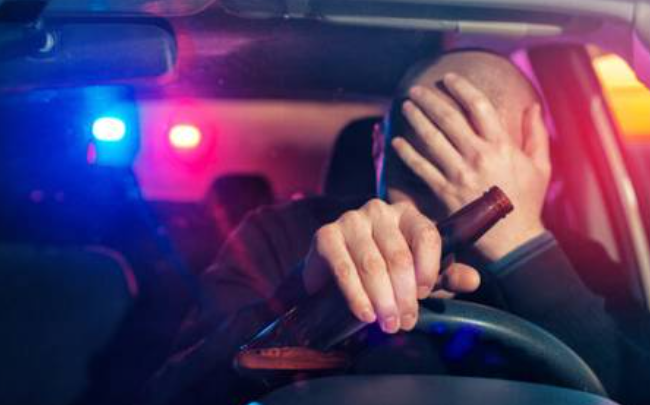 Ubriaco alla guida tampona un camion a tutta velocità e poi scappa
