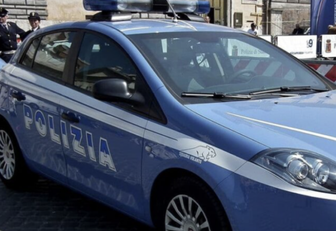 Accusa un uomo di averlo picchiato ma in realtà si è ferito da solo, intervengono gli agenti