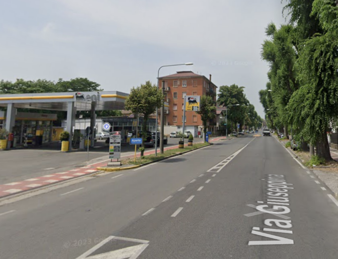 Camionista cerca di fare inversione ma perde il carico, bancali sulla strada a Cremona