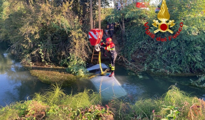 Dopo lo schianto finiscono in un canale pieno d’acqua, gravissima una donna