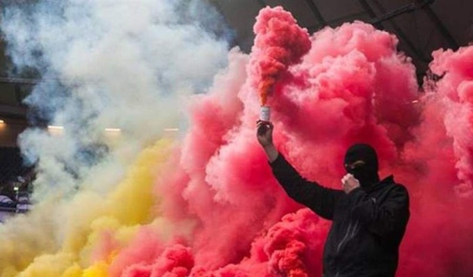 Fumogeni lanciati durante Cremonese-Salernitana, Daspo per sei tifosi