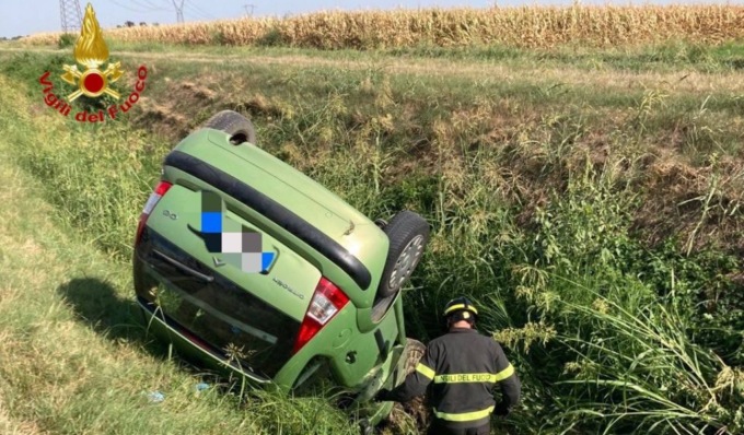 L’auto esce di strada e finisce ruote all’aria in un fosso, due feriti