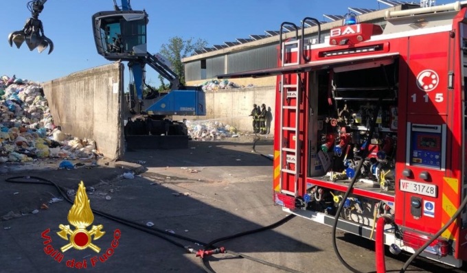 Incendio in discarica a Crema, fiamme domate dai Vigili del Fuoco