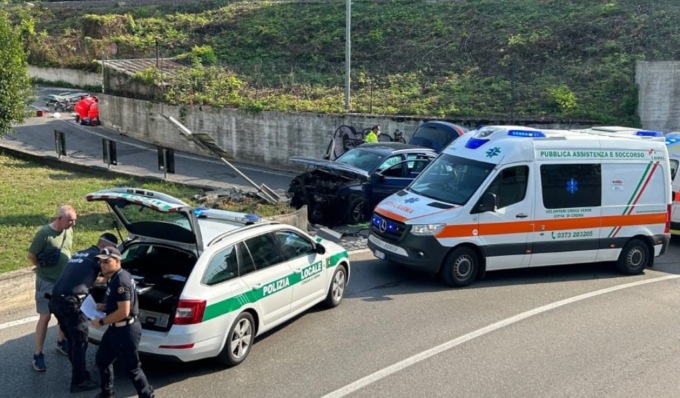Si schiantano contro un muretto in cemento, gravi due giovani di 19 e 20 anni