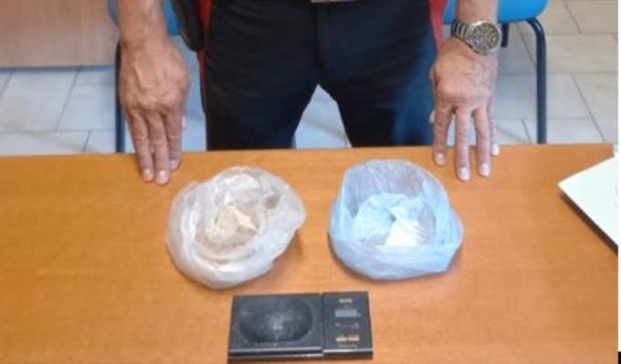 Alla vista dei militari si dà alla fuga nei campi di mais abbandonando eroina e cocaina