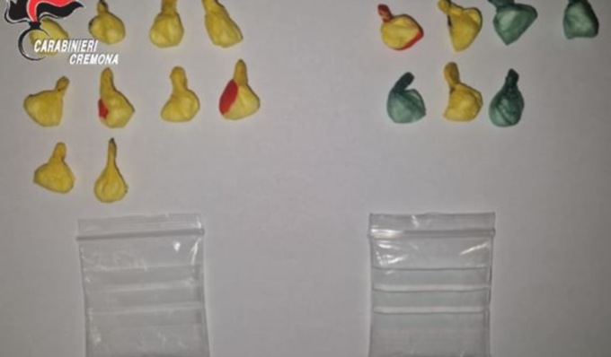 Via vai sospetto in appartamento, scatta la perquisizione e spunta la cocaina