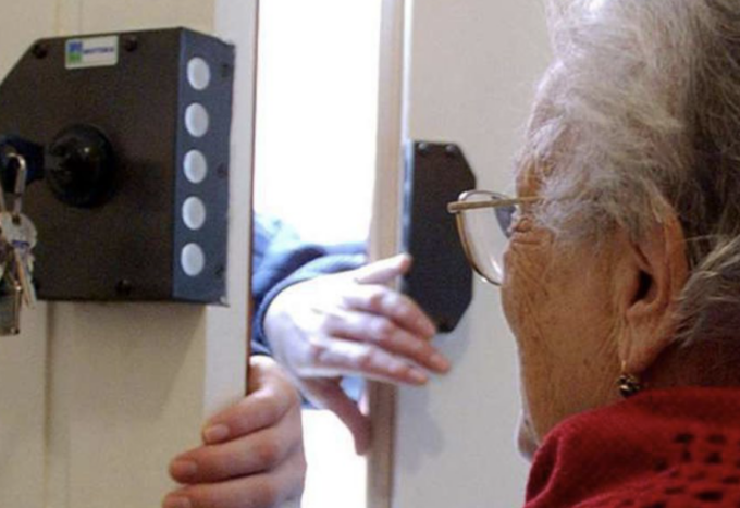 Cercano di ingannare l’amica ma se ne accorge e li denuncia, 81enne sventa la truffa