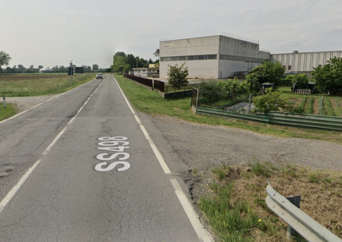 Sorpassano insieme lo stesso veicolo e si scontrano finendo fuori strada