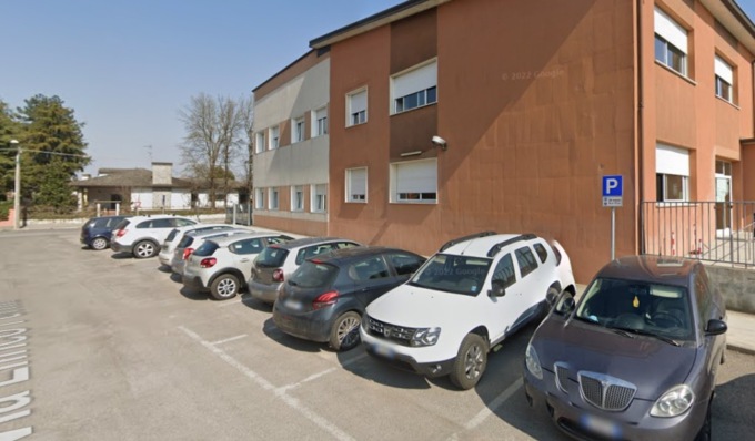 In auto in arresto cardio circolatorio nel parcheggio della scuola, gravissimo 62enne