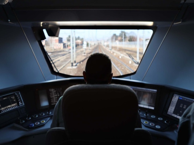 Trenord cerca macchinisti, ingegneri e manutentori: i requisiti richiesti
