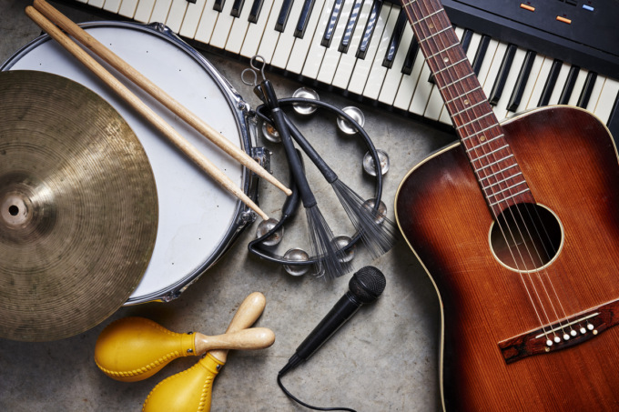 Furto nell’aula polifunzionale di una scuola, rubati strumenti musicali da migliaia di euro