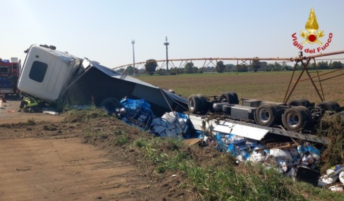 Incidente in A21, si ribalta con il camion e finisce in un campo