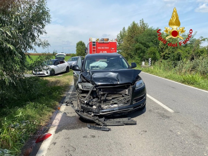 Dopo il tamponamento l’auto finisce nel fosso: due feriti