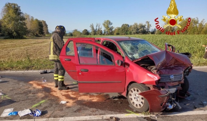 Schianto frontale tra due auto: tre feriti, due sono gravi