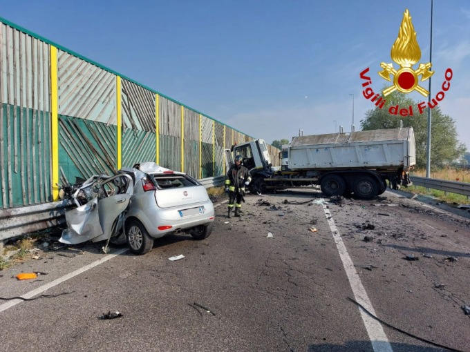 Frontale sulla Tangenzialina di Cremona tra auto e camion, morto 39enne