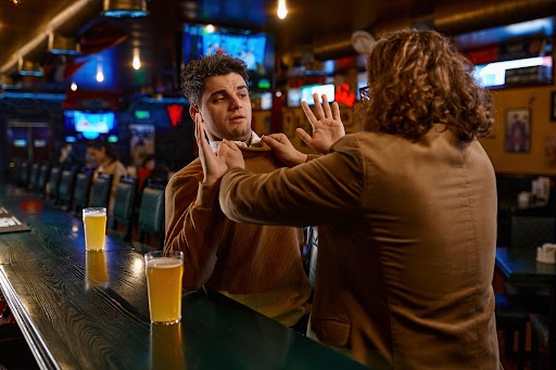 Va al bar a bere con un amico, ma poi lui inizia a picchiarlo e gli spacca il naso