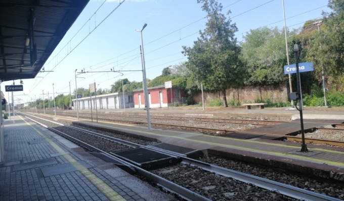 Durante un litigio in banchina spacca il finestrino di un treno con una catena