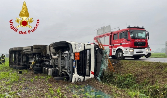 Autocisterna carica di gasolio si ribalta a lato strada, il carburante finisce in un campo