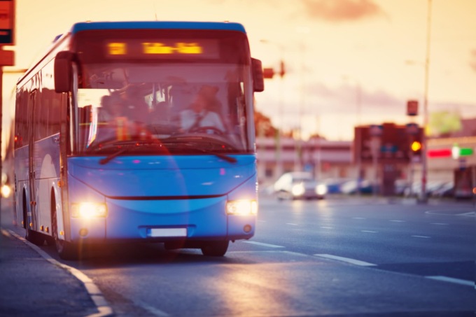 Senza biglietto sull’autobus, 23enne spintona il controllore e scappa via
