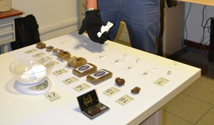 Ragazzo 18enne arrestato per spaccio, in casa un “blocco” di cocaina del valore di 8mila euro