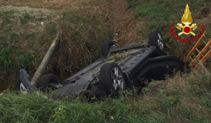 Si ribalta con l’auto in un fosso a lato strada, 65enne in ospedale