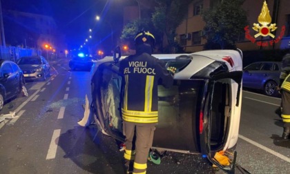 Si ribalta con l'auto nel cuore della notte, 31enne in ospedale