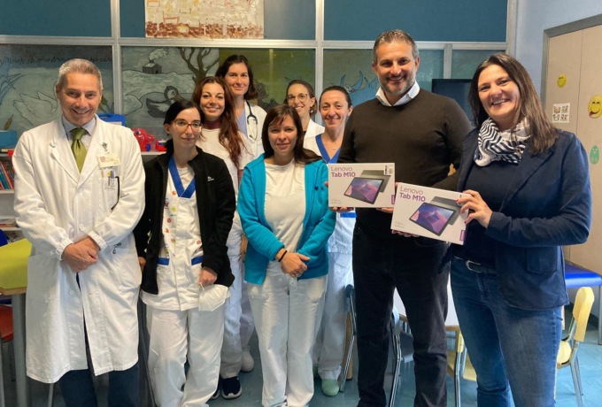 Mamma cremonese dona due tablet alla pediatria: aiuteranno i bambini a “non aver paura dell’ospedale”