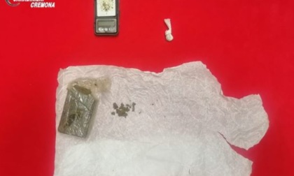 Forte odore di hashish, in casa nasconde un panetto di droga e un bilancino