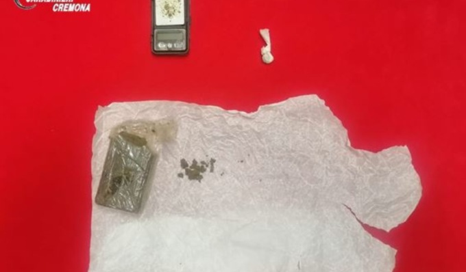 Forte odore di hashish, in casa nasconde un panetto di droga e un bilancino