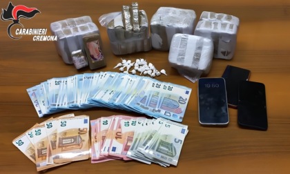 In tasca 28 dosi di cocaina, in casa quasi 5 chili di hashish: arrestato 27enne