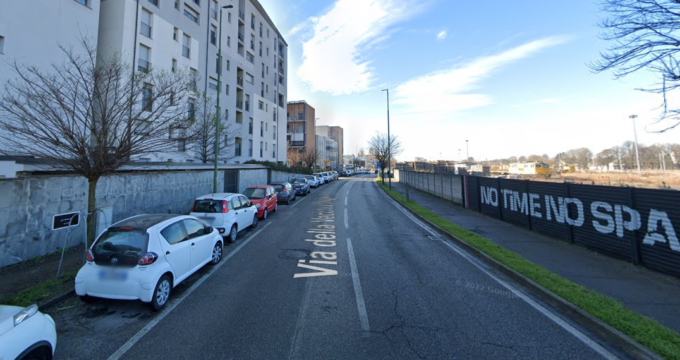 In preda a una rabbia incontrollata, si sfoga lanciando pietre contro le auto parcheggiate