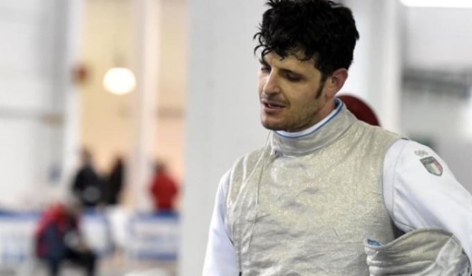 Lo schermidore olimpico Andrea Cassarà accusato di aver filmato un’atleta 15enne sotto la doccia: il precedente a Cremona