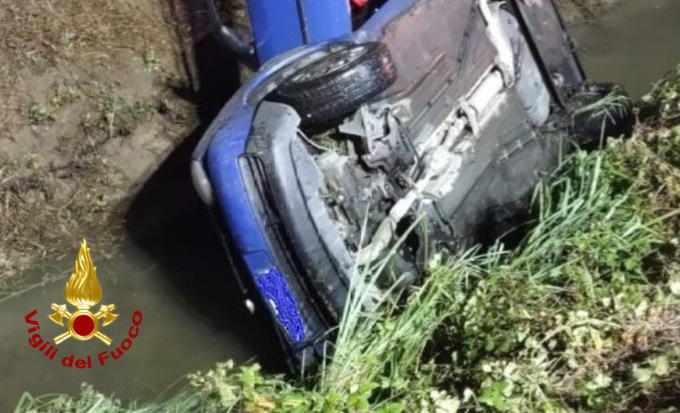 Perde il controllo dell’auto e finisce in un fosso a ruote all’aria