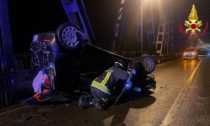 Auto si ribalta nella notte sul ponte sul Po, feriti tre giovani 21enni
