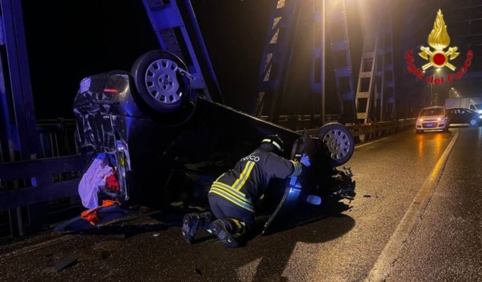 Auto si ribalta nella notte sul ponte sul Po, feriti tre giovani 21enni