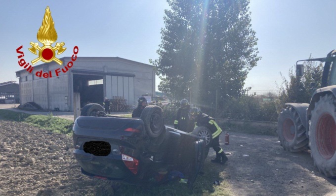 Si scontra con un’auto e poi finisce a ruote all’aria, grave conducente